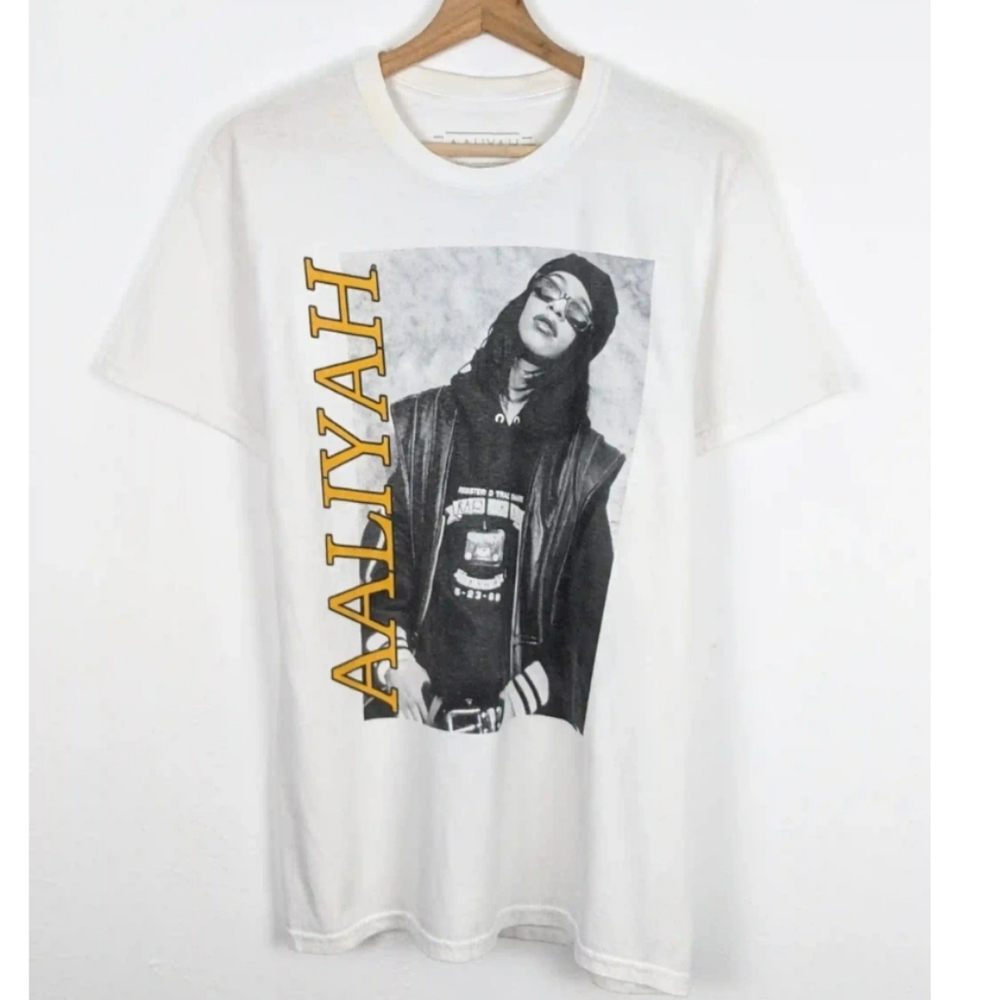 AALIYAH White GraphicTee Size Medium Crew Neck Short Sleeve